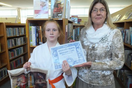 Mikayla Herselman, wat nie op die groepfoto kon wees, is hier met haar sertifikaat en pakkie by Sharman Geldenhuys